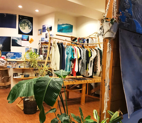ゴールデンサーフ店内